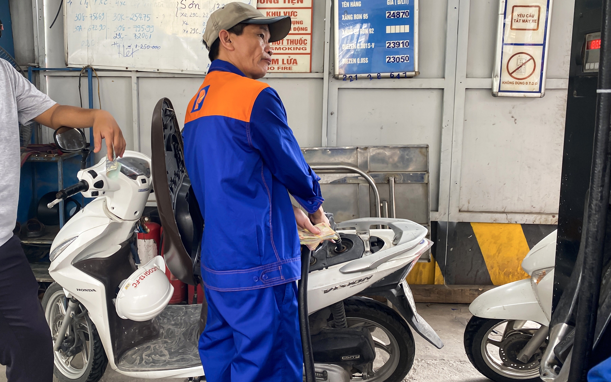 Giá xăng dầu hôm nay 11/10: Đột ngột giảm