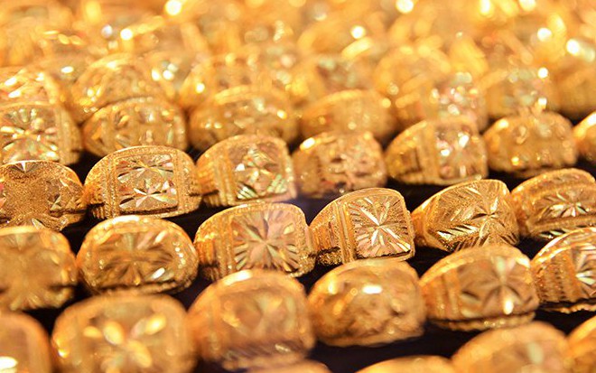 Giá vàng hôm nay 16/11: Áp lực neo cao từ USD, vàng SJC "đắt đỏ" hơn