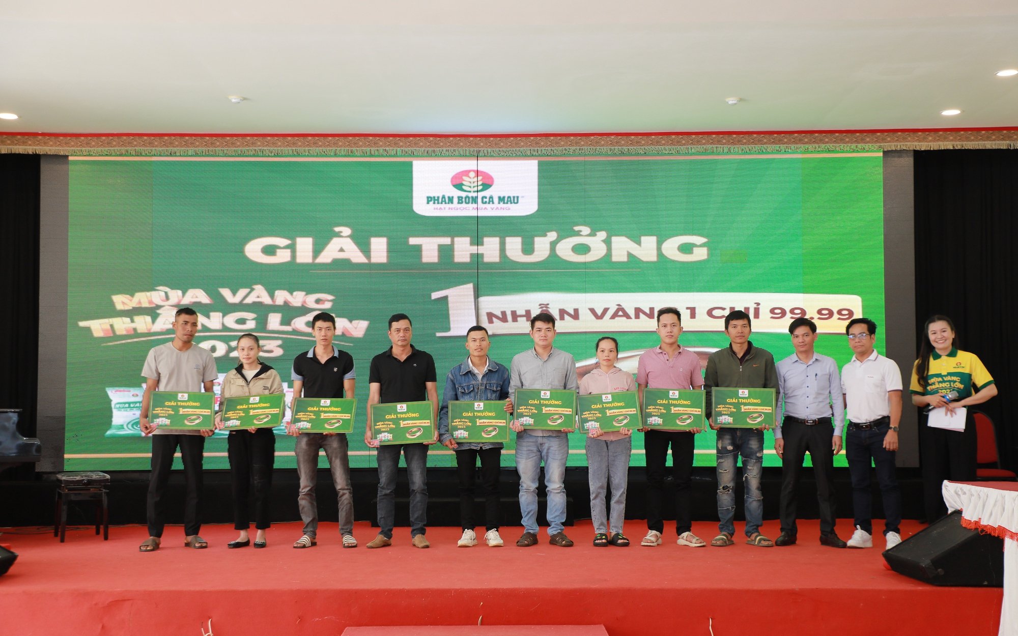 Mùa Vàng thắng lớn 2023: Phân bón Cà Mau trao tận tay hàng chục giải vàng 99.99 tới bà con nông dân
