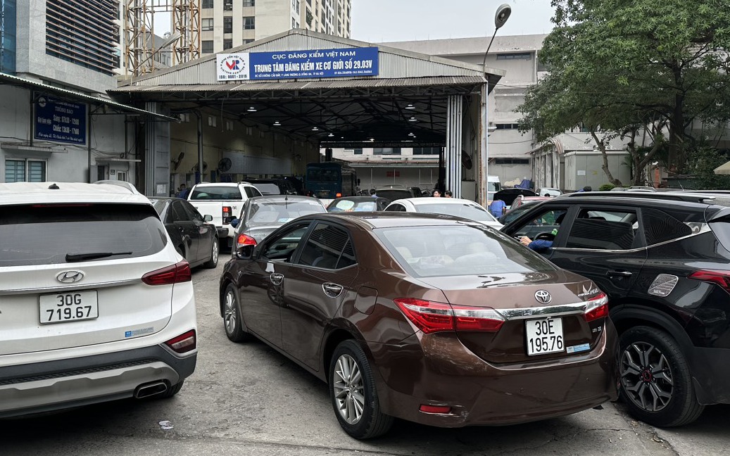 Trung tâm đăng kiểm đông đúc trở lại, nỗi lo nguy cơ 
