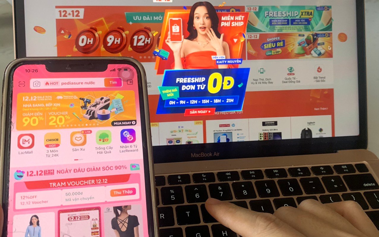 Ngày đôi 12/12: Chợ online khuyến mãi ngập tràn, chị em rộn ràng mua sắm
