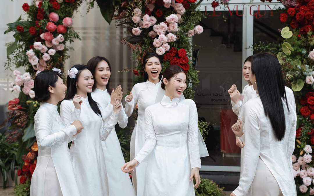 Dàn mỹ nữ mặc áo dài trắng xinh đẹp “gây thương nhớ” trong lễ ăn hỏi của Diễm My 9x