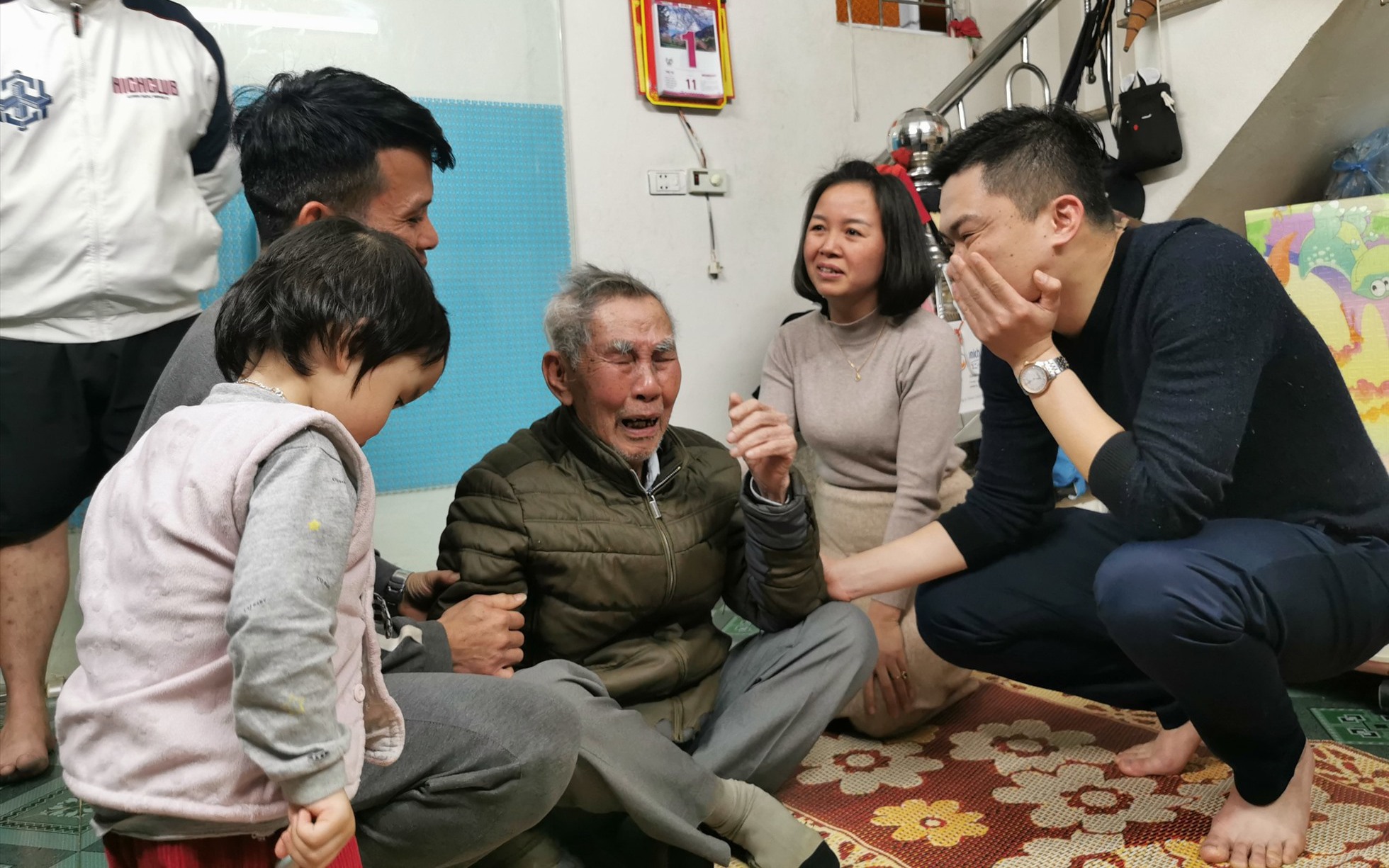 Sơn La: Cụ ông bật khóc khi nhận lại tiền đánh rơi từ học sinh