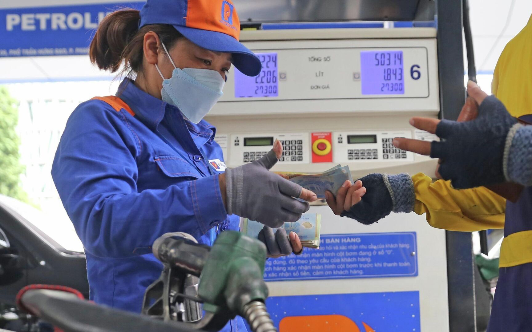 Đồng loạt 6 thương nhân bị tước quyền phân phối, đại lý bán lẻ lại chạy đôn đáo mua xăng dầu