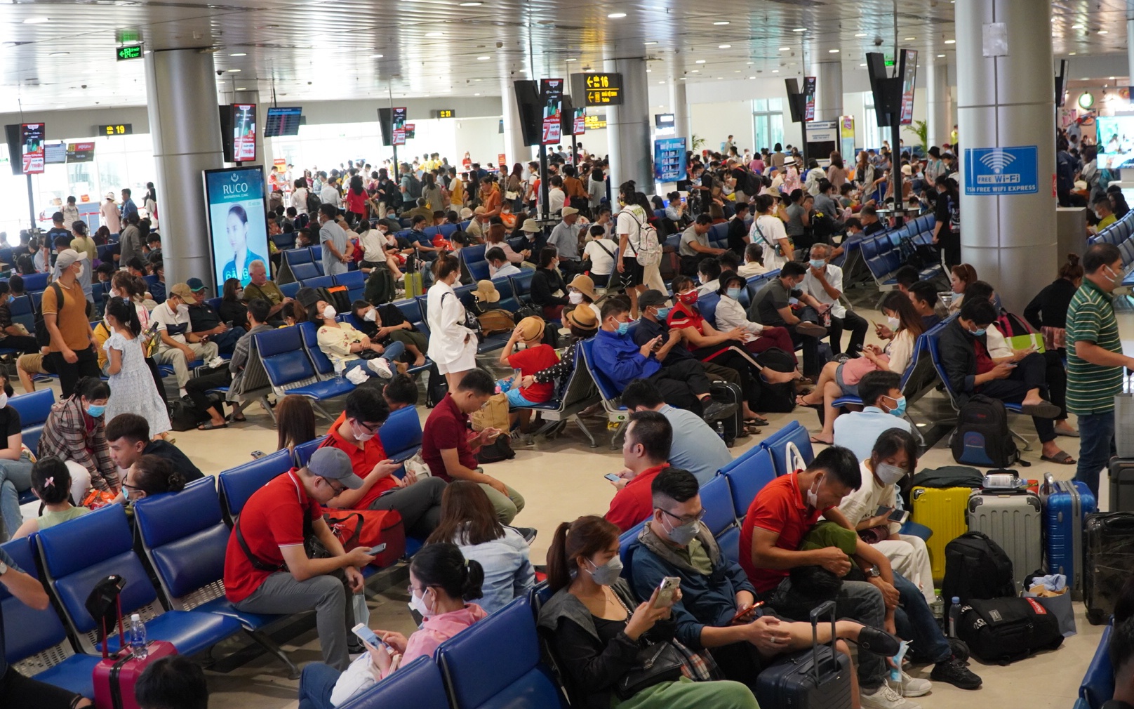 Dân đổ xô đi máy bay, Tân Sơn Nhất đón rất đông khách dịp Tết Quý Mão