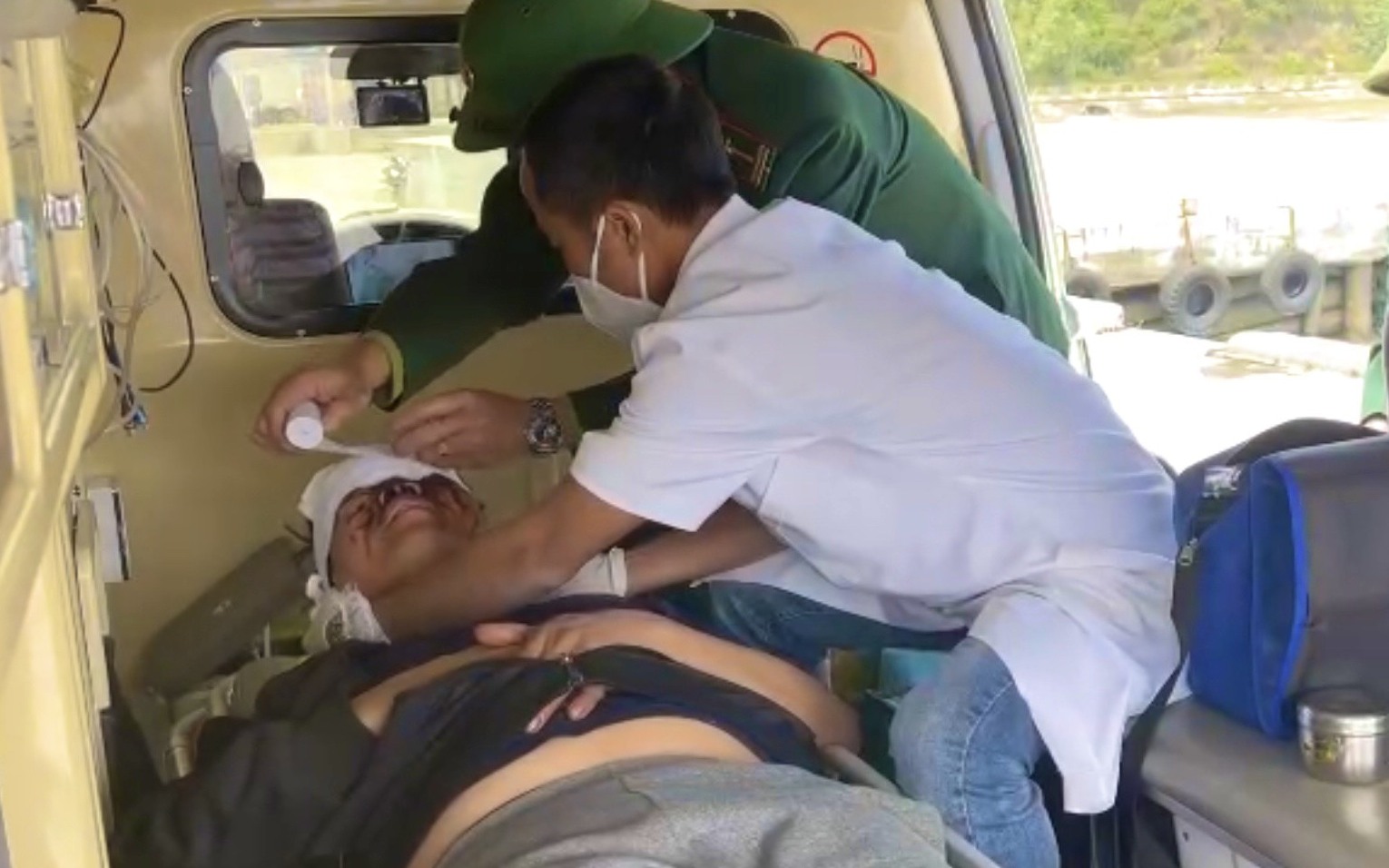 Video: Bộ đội Biên phòng Quảng Bình cấp cứu một ngư dân gặp nạn trên biển
