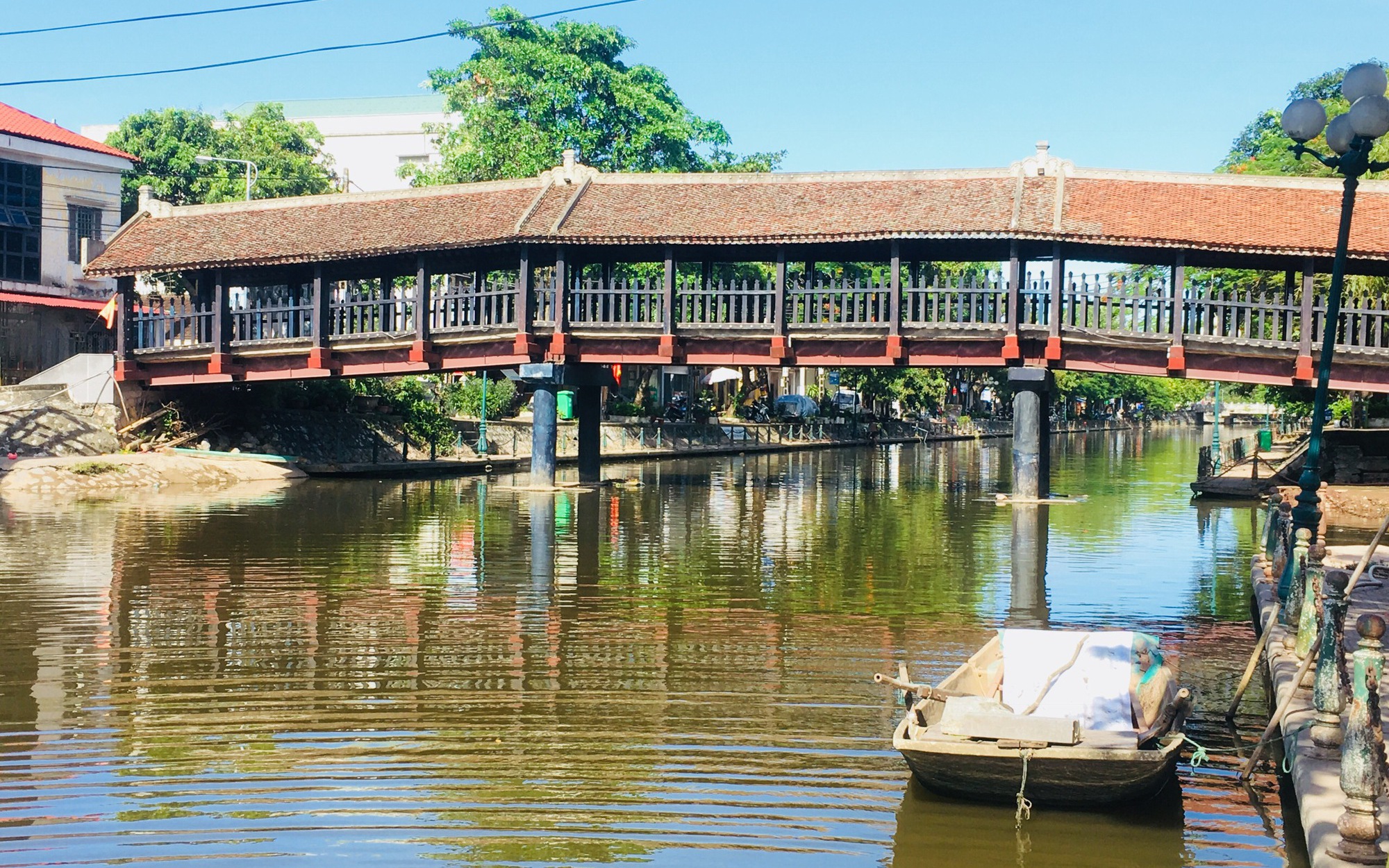 Nông thôn mới Ninh Bình, ở Kim Sơn, dân mang chổi, cuốc xẻng ra đường dọn rác, cả làng đều sạch