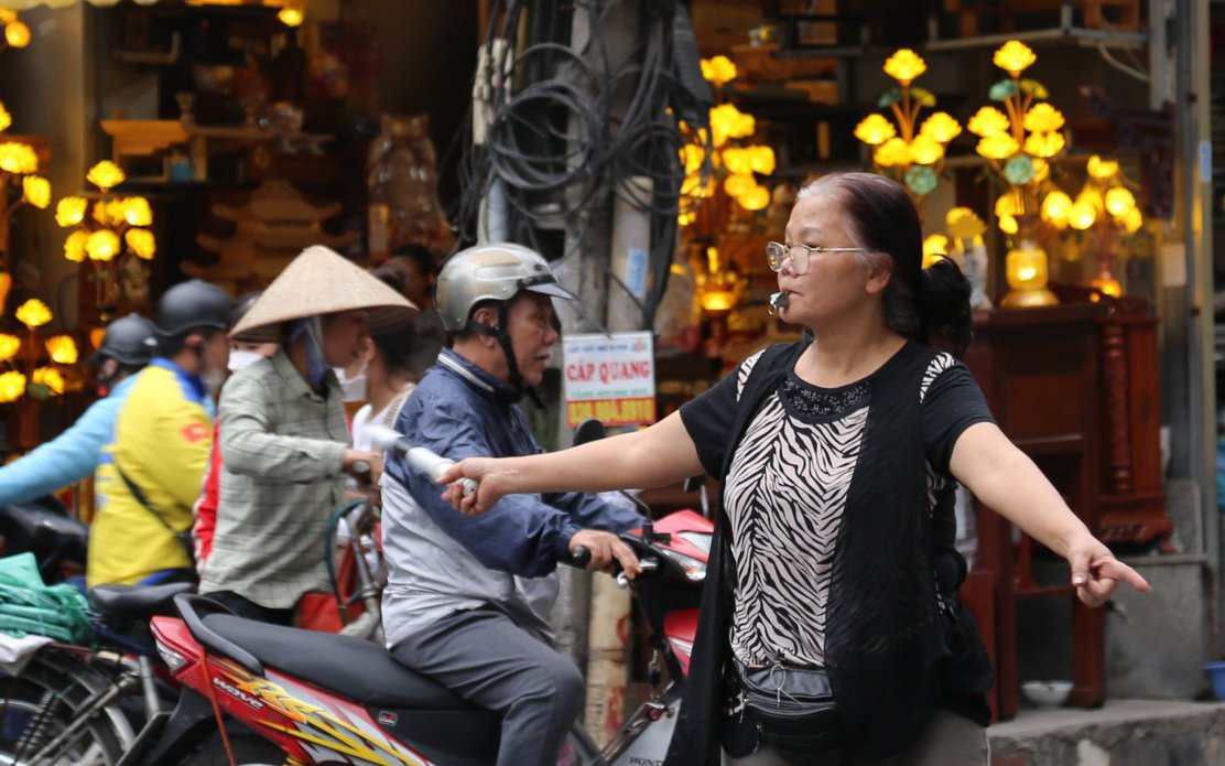 Người phụ nữ “vác tù và hàng tổng” điều tiết giao thông giờ cao điểm