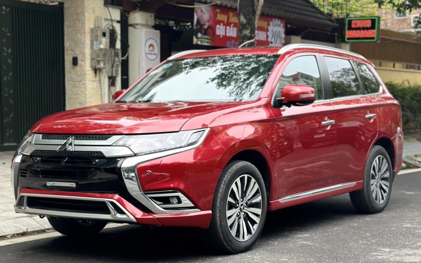 Sau 1 năm, Mitsubishi Outlander cũ có giá bán khó tin
