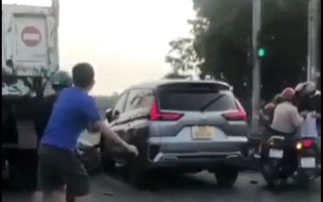 Xôn xao clip ô tô tông hàng loạt xe máy tại giao lộ ở Bình Dương rồi nhấn ga bỏ chạy