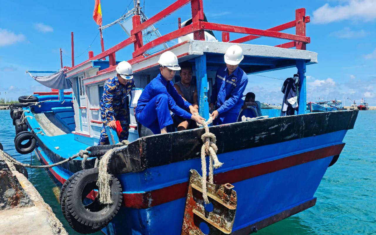 Hỗ trợ nước ngọt và sửa chữa tàu bị hư hỏng ở Trường Sa
