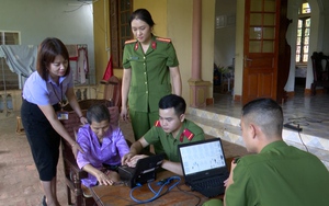 Video: Công an Sơn La xuống tận nhà cấp CCCD cho người già yếu