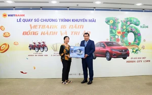 Khách hàng trúng thưởng &quot;xế hộp&quot; xịn từ chương trình Vietbank 16 năm đồng hành và tri ân 