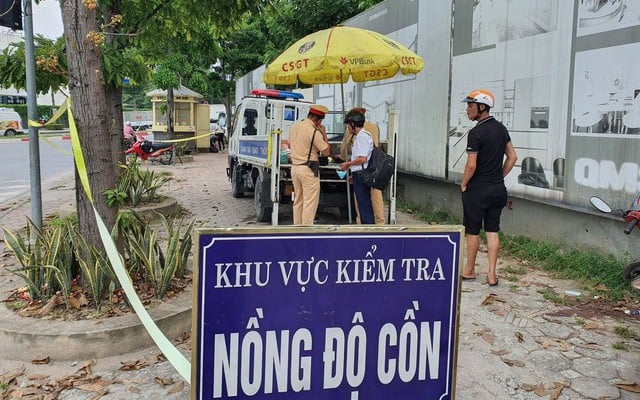 Dắt xe qua chốt, CSGT có được yêu cầu thổi nồng độ cồn không?