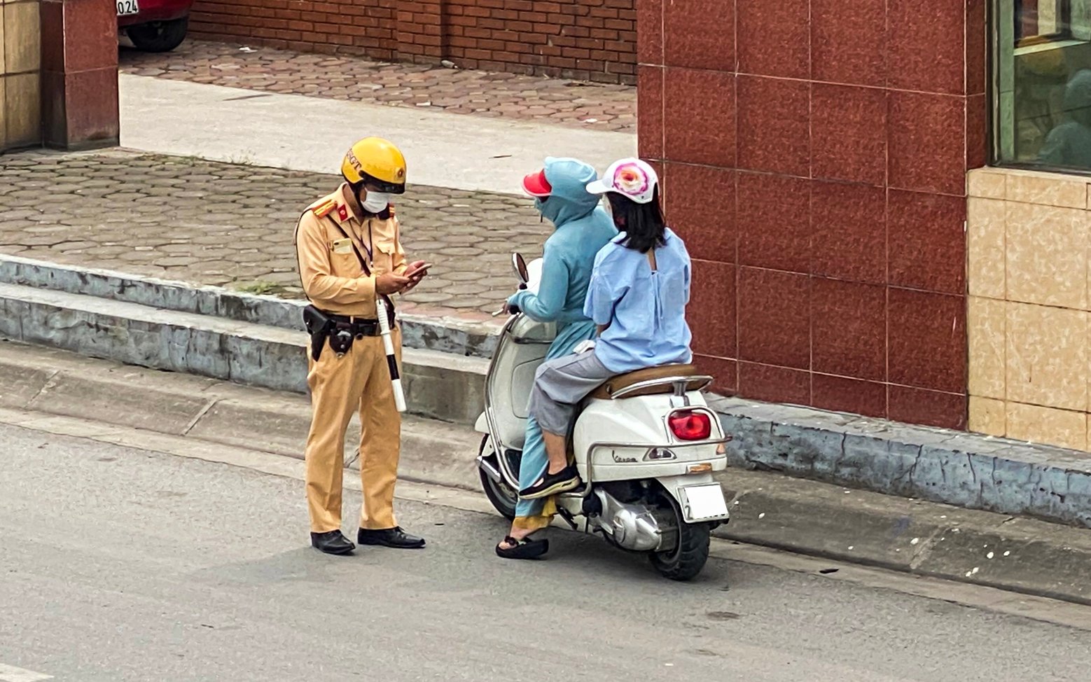 CSGT được kiểm tra hành chính trong trường hợp nào, người dân cần cung cấp giấy tờ gì?