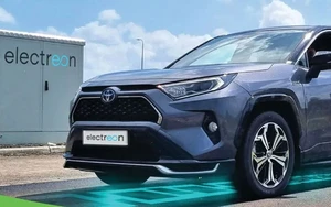 Toyota RAV4 PHEV chạy liên tục 1.950 km mà không cần sạc điện