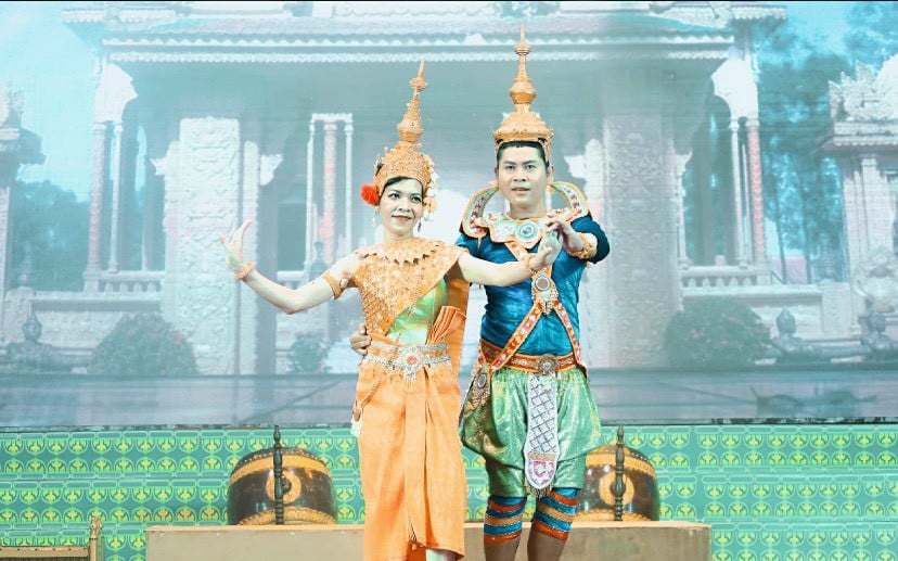 Một điệu múa của người Khmer do đội văn nghệ quần chúng ở Cần Thơ biểu diễn có sức hút kỳ diệu