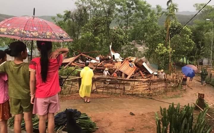 Nghệ An: Giông lốc tốc bay nhiều mái nhà, quật gãy cột điện, cây cổ thụ