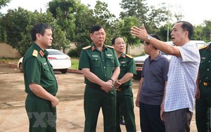 Thượng tướng Huỳnh Chiến Thắng và Đoàn công tác của Bộ Quốc phòng kiểm tra hiện trường vụ tấn công tại Đắk Lắk