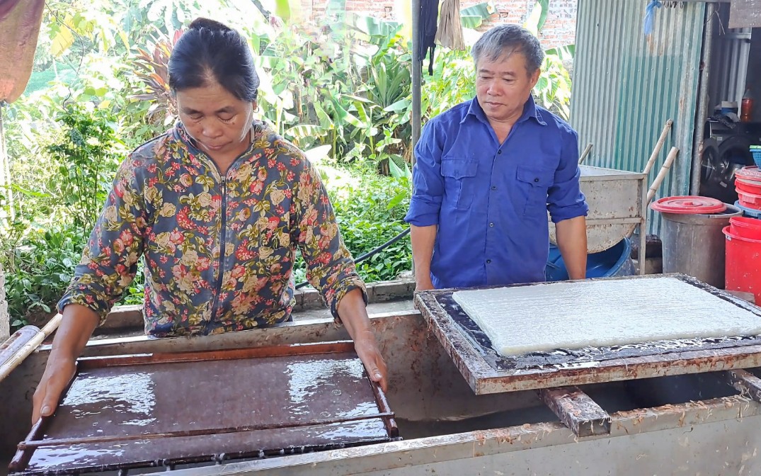 Nghề này tưởng mất đi rồi, ở Hòa Bình đang có những nghệ nhân làm "hồi sinh" giấy dó qua 35 công đoạn