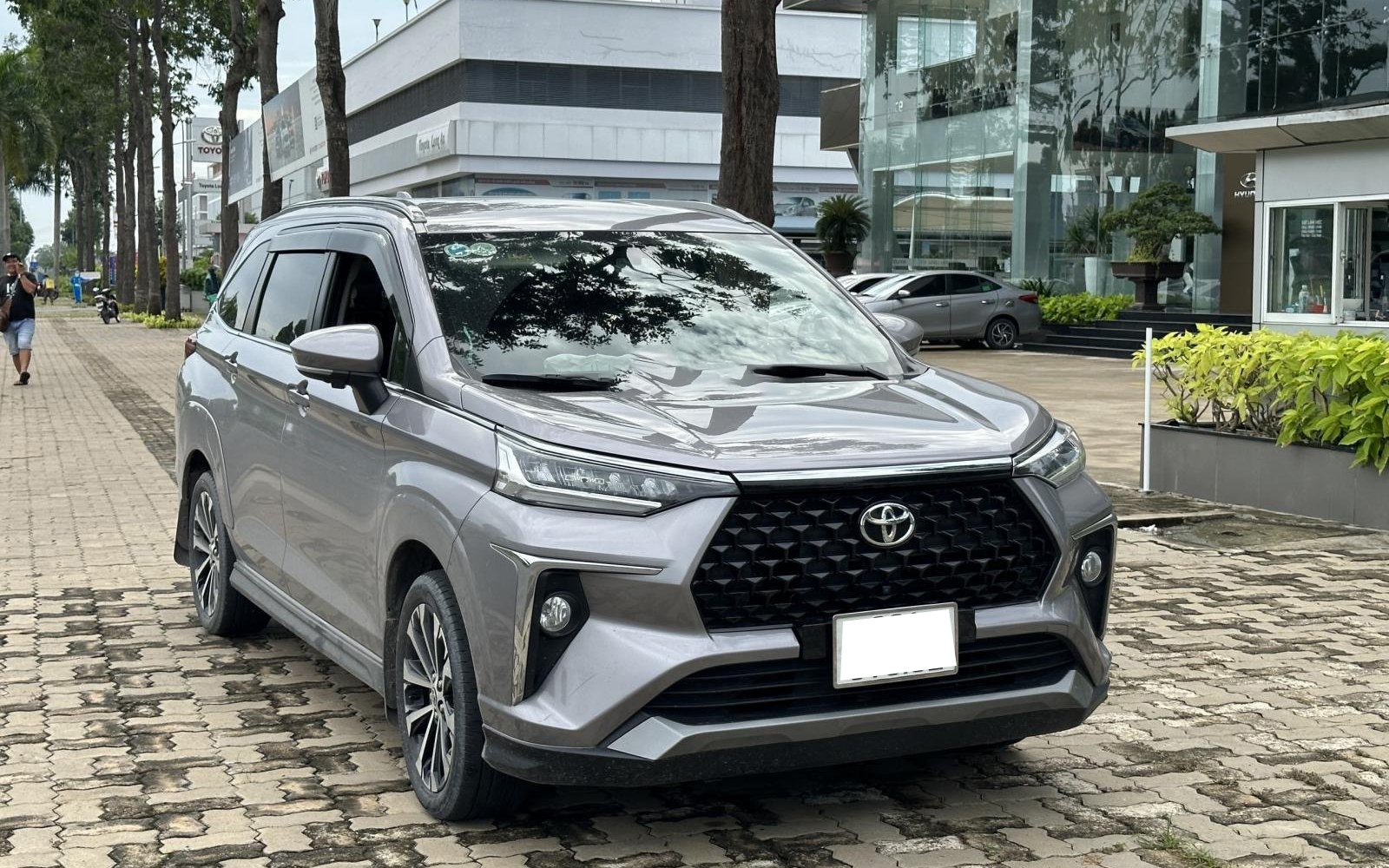 Từng mua Toyota Veloz Cross giá chênh cao, chủ xe thú nhận giờ bán rẻ còn khó "trôi"