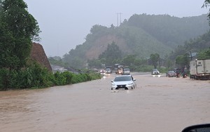 Hòa Bình: Mưa lớn, Quốc lộ 6 chìm trong biển nước