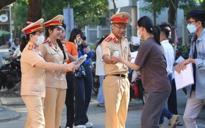 CSGT Đà Nẵng tặng bút, nước cho thí sinh thi tốt nghiệp THPT