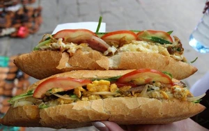 Bánh mì Phượng ở Hội An ngon cỡ nào mà khách xếp hàng dài từ sáng đến tối?