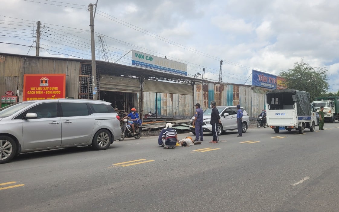 Công an Long An truy tìm tài xế xe 7 chỗ phóng nhanh, tông xe máy khiến đôi vợ chồng té xuống đường bất tỉnh