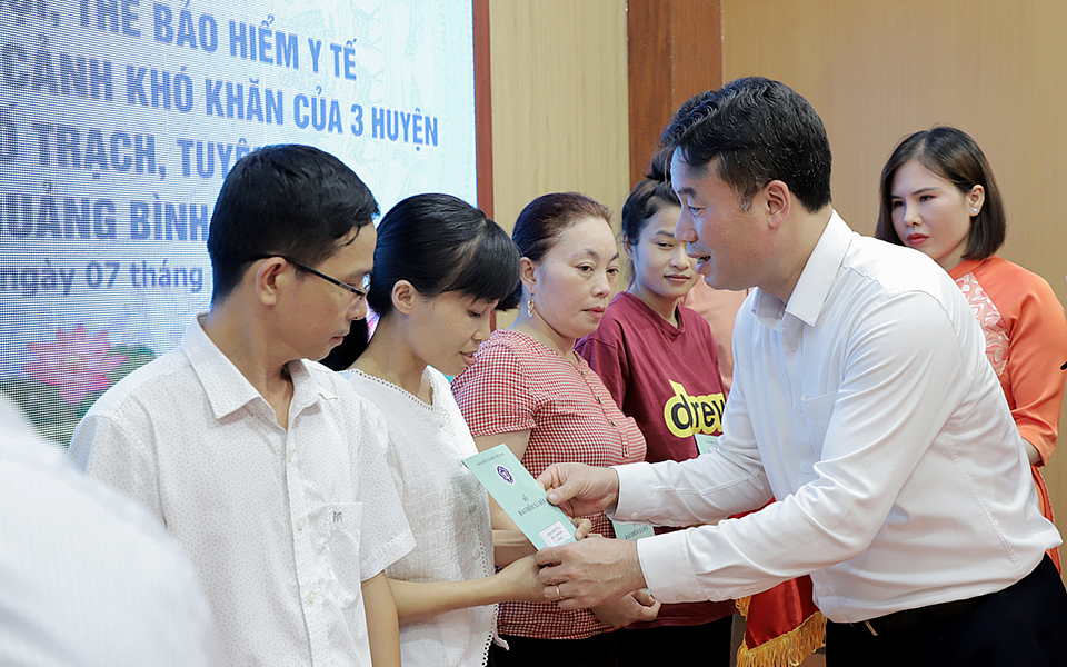 BHXH Việt Nam trao 150 sổ BHXH, 540 thẻ BHYT đến người dân khó khăn tại 3 huyện ở Quảng Bình