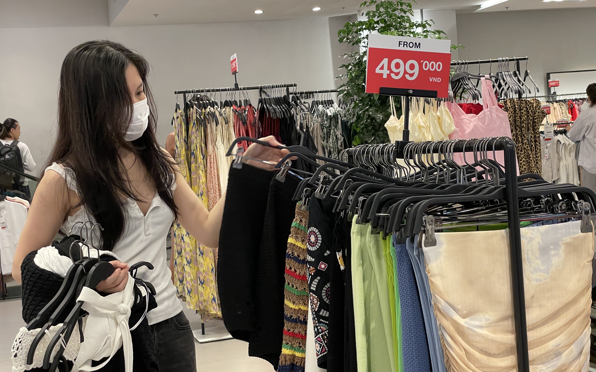 Siêu thị, trung tâm thương mại, đường sách tại TP.HCM tràn ngập khuyến mãi