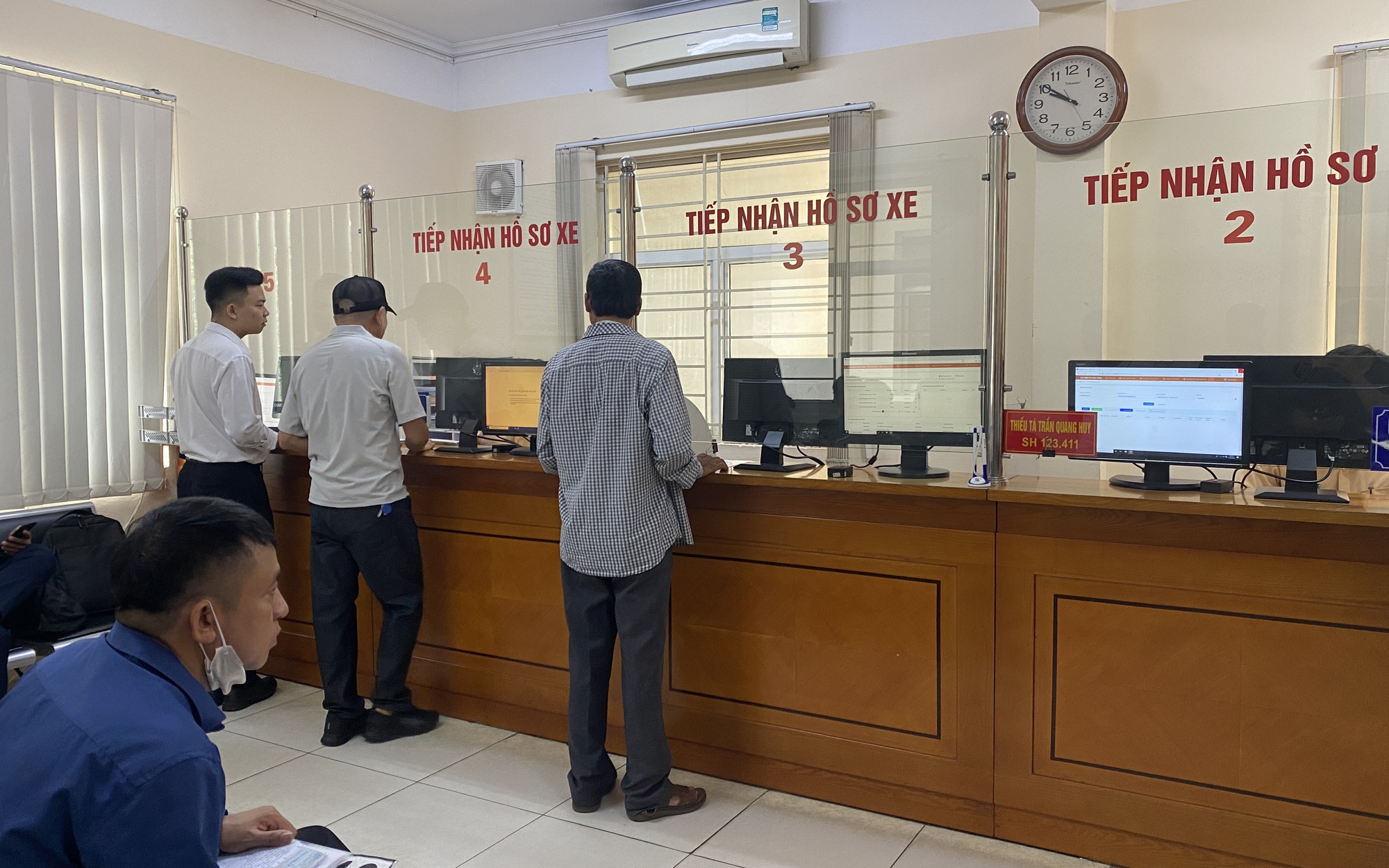 Sau 3 ngày áp dụng biển số định danh: Người dân bối rối khi sang tên, đổi chủ, hệ thống trực tuyến quá tải