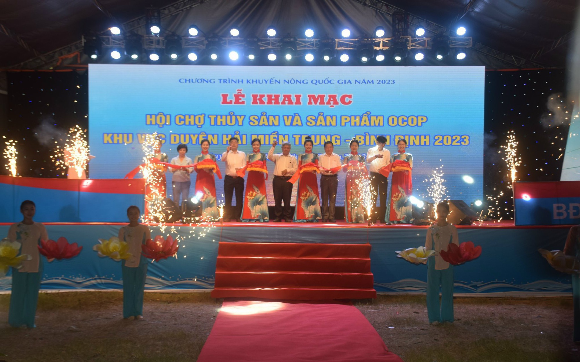 Hoành tráng Hội chợ thủy sản và sản phẩm OCOP khu vực duyên hải miền Trung