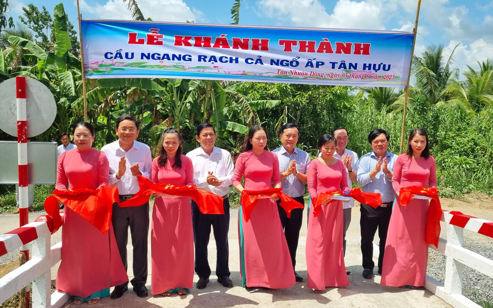 Agribank tài trợ xây dựng cầu giao thông nông thôn và trao học bổng tại Đồng Tháp