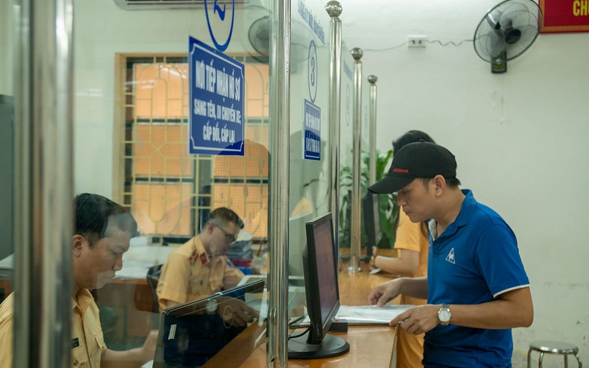 Mua xe mới có mất 20 triệu tiền bấm biển khi đã có biển định danh không?