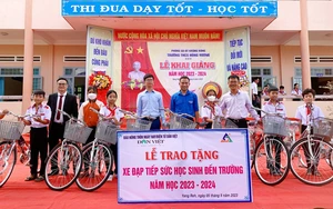 Xe đạp yêu thương đến với học sinh nghèo Đắk Lắk trong ngày khai giảng