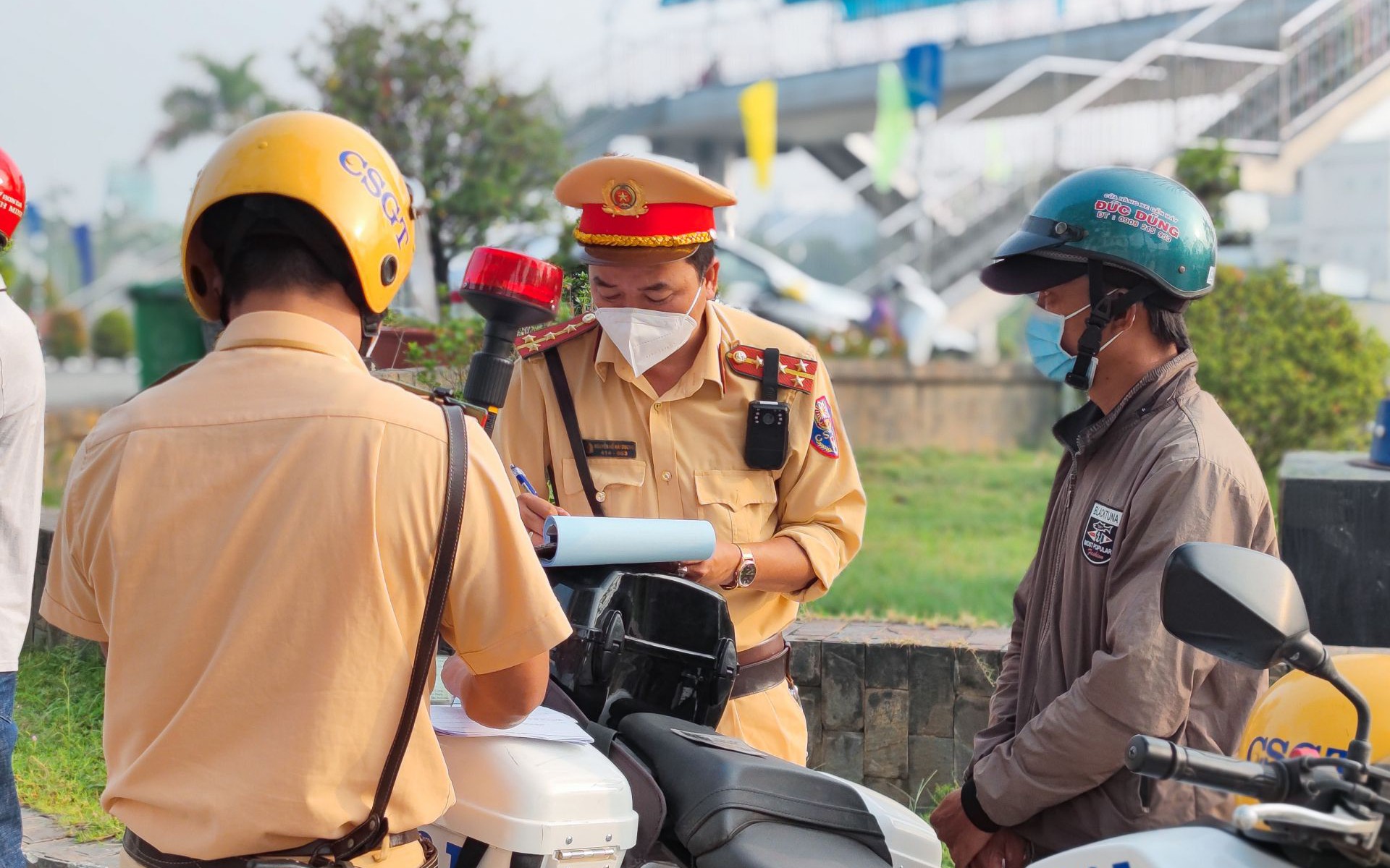 Vì sao CSGT không phải nói chào "ông, bà" khi dừng phương tiện để kiểm tra?