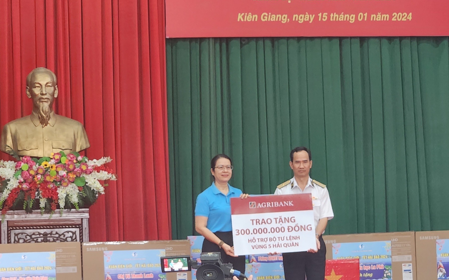 Đoàn công tác Agribank thăm, tặng quà cán bộ, chiến sỹ Bộ Tư lệnh vùng 5 Hải quân