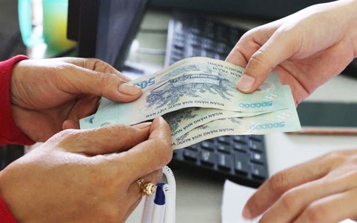 Người nhận lương hưu được lãnh cùng lúc 2 tháng lương trước Tết Nguyên đán Giáp Thìn