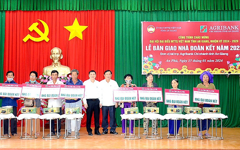 Agribank chi nhánh An Giang bàn giao 30 căn nhà 