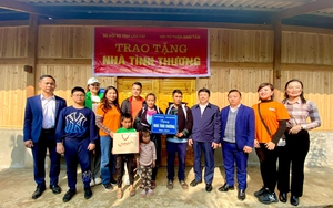 Trao tặng 