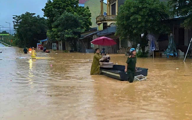 Lào Cai: Trao tiền hỗ trợ người dân bị ảnh hưởng bởi cơn bão Yagi - Ảnh 4.