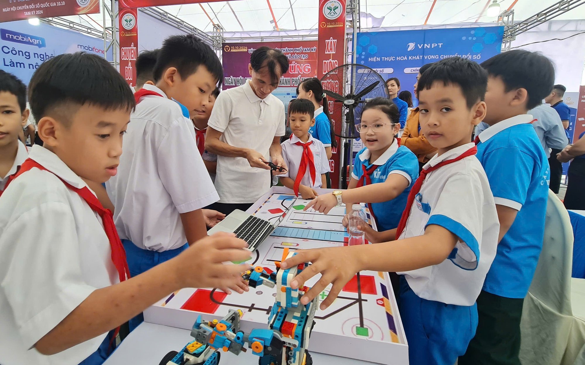 UBND tỉnh Quảng Nam phê bình các chủ đầu tư, địa phương có tỷ lệ giải ngân thấp - Ảnh 6.