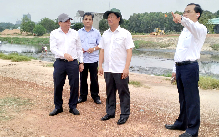 Quảng Ngãi: Chủ tịch huyện yêu cầu nhà thầu thi công đường đổ đất ẩu khẩn cấp khắc phục - Ảnh 6.