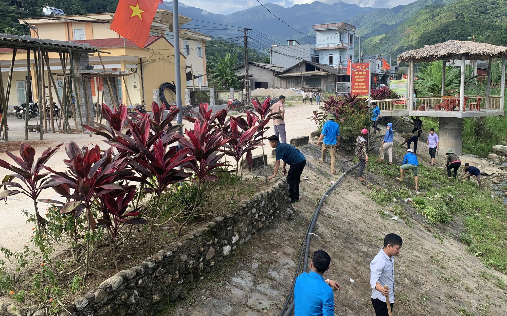 “Hiến đất xây trường học, hành động rất đáng trân trọng” của ông Ma Dỉ Măng ở Hà Giang - Ảnh 4.