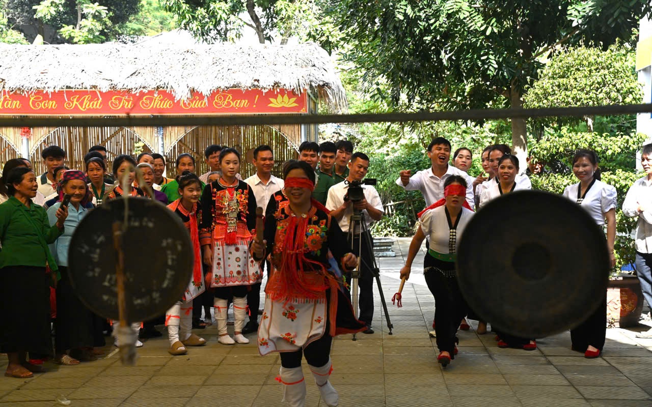 Ngày hội Đại đoàn kết toàn dân tộc và văn hóa quân dân ở bản biên giới Lai Châu - Ảnh 1.