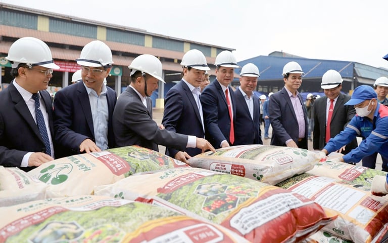 Supe Lâm Thao mở hàng đầu năm, xuất bán hơn 1.000 tấn phân bón đi khắp cả nước