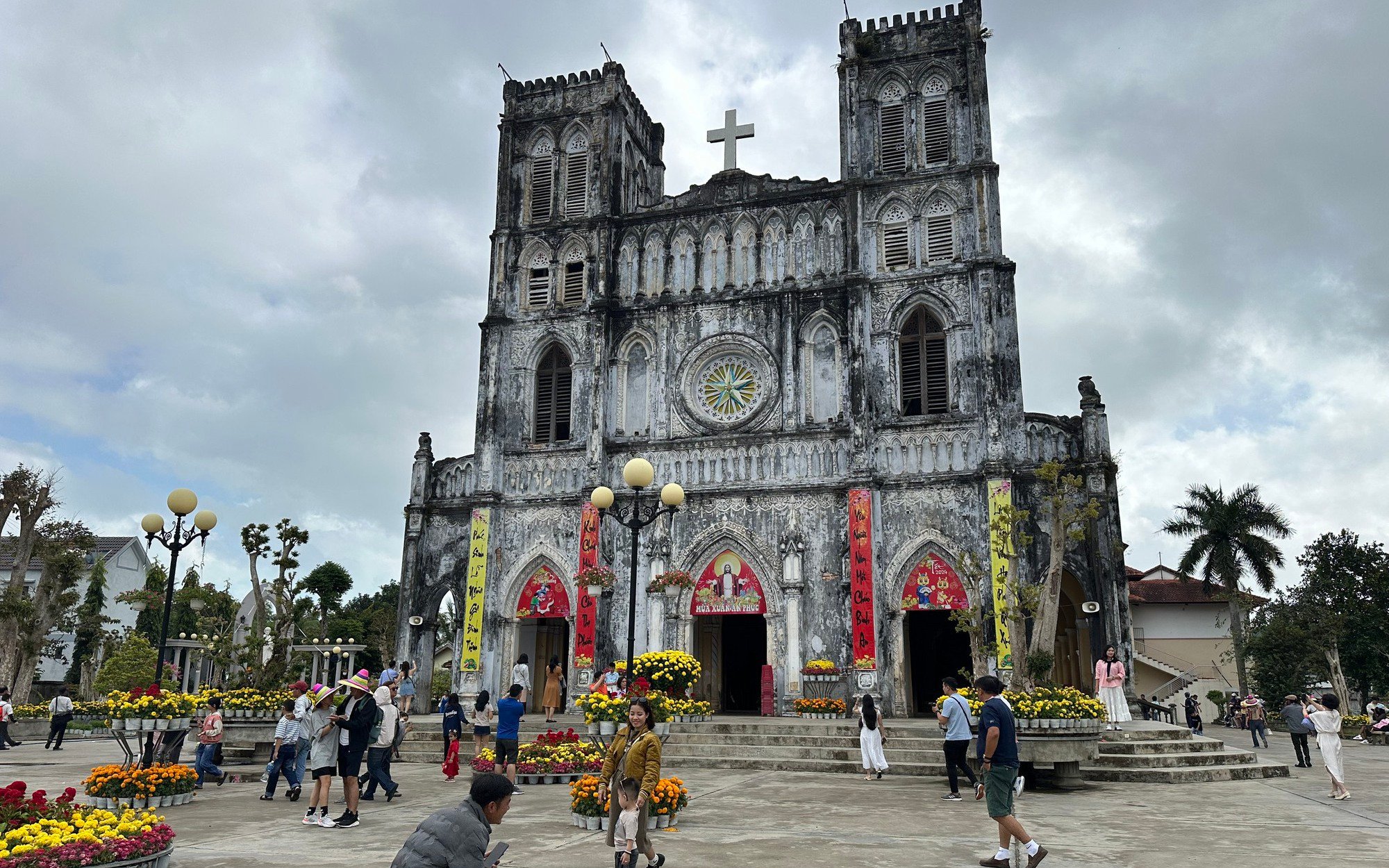 Nhà thờ Mằng Lăng, nơi du khách kéo về check in