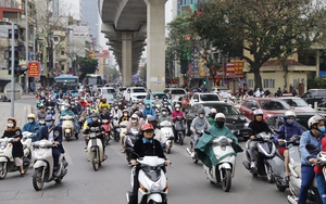 Các phương tiện bon bon lăn bánh trên đường phố Thủ đô trong ngày làm việc đầu tiên sau kỳ nghỉ Tết