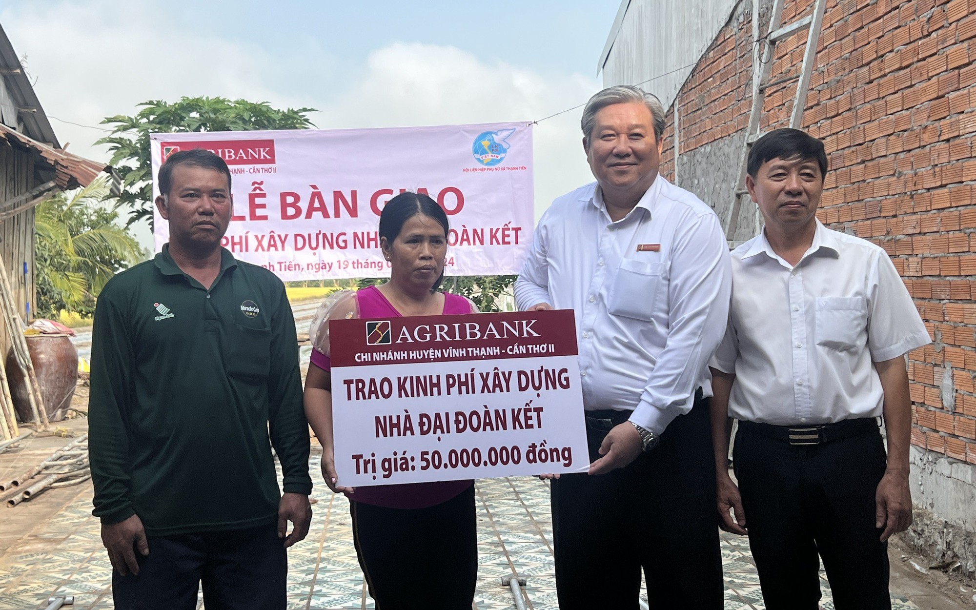 Trao nhà đại đoàn kết cho hộ nghèo, bị khuyết tật ở một xã của Lào Cai - Ảnh 3.